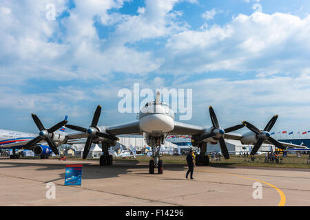 Moscou, Russie. 26 août, 2015. Le Douzième Salon International de l'aéronautique de Moscou MAKS 2015 a été ouverte dans la ville de Joukovski dans la région de Moscou le 25 août 2015. L'objectif du salon est de démontrer les réalisations de l'aérospatiale russe, conclure des contrats et négocier des projets. (Tupolev Tu-95 Bear) au bombardier stratégique l'exposition statique à la partie historique de l'air show Crédit : Alex's Pictures/ Alamy Live News Banque D'Images