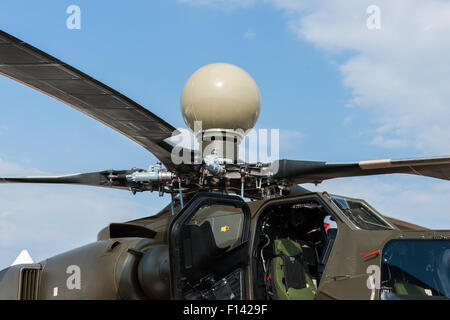 Moscou, Russie, le mercredi, 26 août, 2015. Le Douzième Salon International de l'aéronautique de Moscou MAKS 2015 a été ouverte dans la ville de Joukovski dans la région de Moscou le 25 août 2015. L'objectif du salon est de démontrer les réalisations de l'aérospatiale russe, conclure des contrats et négocier des projets. Le Mil Mi-28 (Chaos) tous les temps, de jour-nuit, militaire, tandem, deux places d'attaques d'hélicoptères anti-char sur l'affichage à l'air show. Crédit : Alex's Pictures/Alamy Live News Banque D'Images