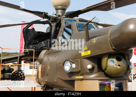 Moscou, Russie, le mercredi, 26 août, 2015. Le Douzième Salon International de l'aéronautique de Moscou MAKS 2015 a été ouverte dans la ville de Joukovski dans la région de Moscou le 25 août 2015. L'objectif du salon est de démontrer les réalisations de l'aérospatiale russe, conclure des contrats et négocier des projets. Le Mil Mi-28 (Chaos) tous les temps, de jour-nuit, militaire, tandem, deux places d'attaques d'hélicoptères anti-char sur l'affichage à l'air show. Crédit : Alex's Pictures/Alamy Live News Banque D'Images