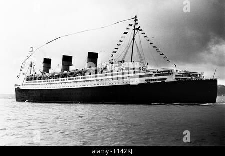 AJAXNETPHOTO. 31 octobre, 1967. SOLENT, en Angleterre. - Dernier voyage - paquebot transatlantique CUNARD QUEEN MARY habillés dans l'ensemble TÊTE DU SOLENT SUR SON ULTIME VOYAGE À LONG BEACH EN CALIFORNIE. PHOTO:JONATHAN EASTLAND/AJAX REF:311067 1 Banque D'Images