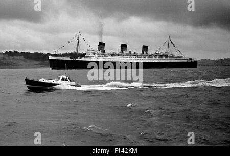 AJAXNETPHOTO. 31 octobre, 1967. SOLENT, en Angleterre. - Dernier voyage - paquebot transatlantique CUNARD QUEEN MARY habillés dans l'ensemble TÊTE DU SOLENT SOUS UN CIEL DE PLOMB SUR SON ULTIME VOYAGE À LONG BEACH EN CALIFORNIE. PHOTO:JONATHAN EASTLAND/AJAX REF:311067 1 Banque D'Images