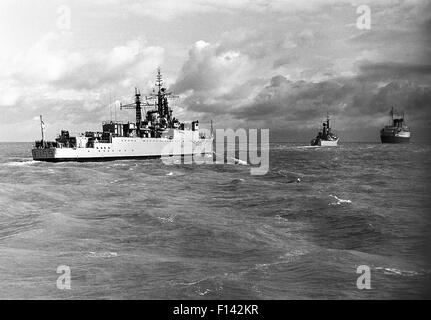 AJAXNETPHOTO.- 31 octobre, 1967. SOLENT, en Angleterre. - Adieu à la vieille reine - H.M.S. Sentier ARGONAUT ET ÉVEIL à l'ARRIÈRE DU PAQUEBOT TRANSATLANTIQUE CUNARD QUEEN MARY AU MOMENT OÙ IL QUITTE L'ANGLETERRE POUR LA DERNIÈRE FOIS À DEVENIR UN NAVIRE MUSÉE ET HÔTEL DE CONFÉRENCE aux Etats-Unis. PHOTO ; JONATHAN EASTLAND/AJAX REF : 67125 9 1 Banque D'Images