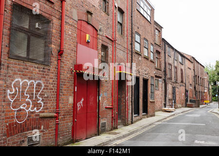 Les bâtiments en brique rouge dans le Nord de la rue étroite retour turner trimestre Manchester uk Banque D'Images