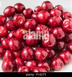 Bol d cerries frais rouge sur fond blanc Banque D'Images