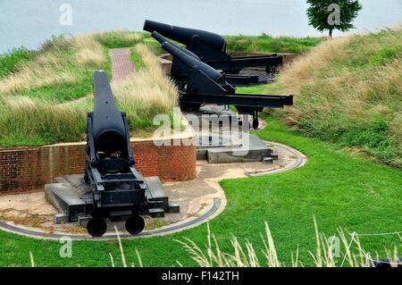 Baltimore, Maryland : canons Massive montée sur roues pivotantes face à la baie de Chesapeake le fort McHenry Banque D'Images