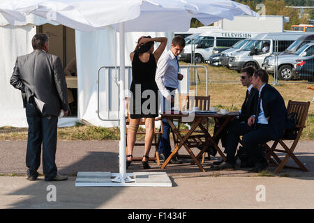 Moscou, Russie, le mercredi, 26 août, 2015. Le Douzième Salon International de l'aéronautique de Moscou MAKS 2015 a été ouverte dans la ville de Joukovski dans la région de Moscou le 25 août 2015. L'objectif du salon est de démontrer les réalisations de l'aérospatiale russe, conclure des contrats et négocier des projets. Business day at the air-show. Des personnes non identifiées, à l'espace d'exposition, stand salon de l'air show. Crédit : Alex's Pictures/Alamy Live News Banque D'Images