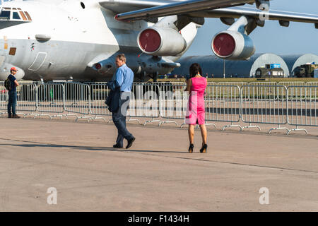 Moscou, Russie, le mercredi, 26 août, 2015. Le Douzième Salon International de l'aéronautique de Moscou MAKS 2015 a été ouverte dans la ville de Joukovski dans la région de Moscou le 25 août 2015. L'objectif du salon est de démontrer les réalisations de l'aérospatiale russe, conclure des contrats et négocier des projets. Des personnes non identifiées, à l'exposition statique de l'air show. Crédit : Alex's Pictures/Alamy Live News Banque D'Images