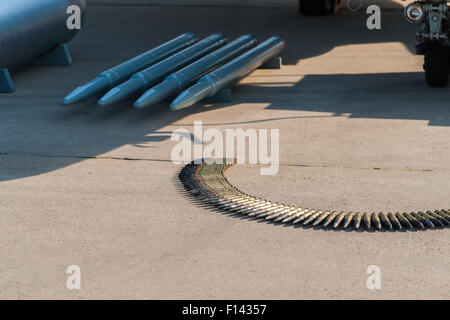 Moscou, Russie, le mercredi, 26 août, 2015. Le Douzième Salon International de l'aéronautique de Moscou MAKS 2015 a été ouverte dans la ville de Joukovski dans la région de Moscou le 25 août 2015. L'objectif du salon est de démontrer les réalisations de l'aérospatiale russe, conclure des contrats et négocier des projets. Missiles et munitions pour être utilisé par les avions militaires. Crédit : Alex's pictures/Alamy Live News Banque D'Images