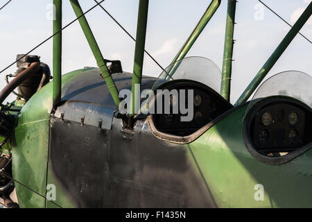 Moscou, Russie, le mercredi, 26 août, 2015. Le Douzième Salon International de l'aéronautique de Moscou MAKS 2015 a été ouverte dans la ville de Joukovski dans la région de Moscou le 25 août 2015. L'objectif du salon est de démontrer les réalisations de l'aérospatiale russe, conclure des contrats et négocier des projets. Cabine de l'Union soviétique Polikarpov Po-2 et formateur lumière nuit avion Bombardier. Crédit : Alex's Pictures/Alamy Live News Banque D'Images