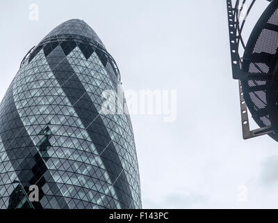 Ciel orageux et orageux sur les marchés le Gherkin et la ville de London financial district Banque D'Images