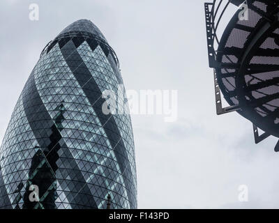 Ciel orageux et orageux sur les marchés le Gherkin et la ville de London financial district Banque D'Images