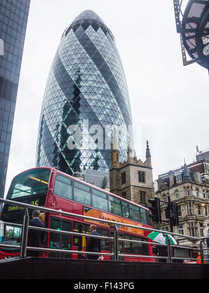 Ciel orageux et orageux sur les marchés le Gherkin et la ville de London financial district Banque D'Images