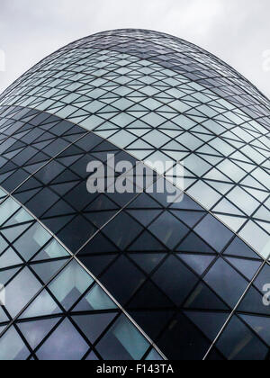 Ciel orageux et orageux sur les marchés le Gherkin et la ville de London financial district Banque D'Images