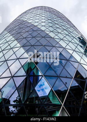 Ciel orageux et orageux sur les marchés le Gherkin et la ville de London financial district Banque D'Images