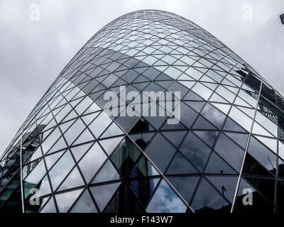 Ciel orageux et orageux sur les marchés le Gherkin et la ville de London financial district Banque D'Images