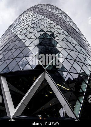 Ciel orageux et orageux sur les marchés le Gherkin et la ville de London financial district Banque D'Images