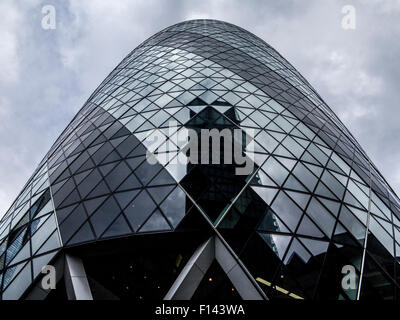 Ciel orageux et orageux sur les marchés le Gherkin et la ville de London financial district Banque D'Images