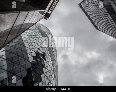 Ciel orageux et orageux sur les marchés le Gherkin et la ville de London financial district Banque D'Images