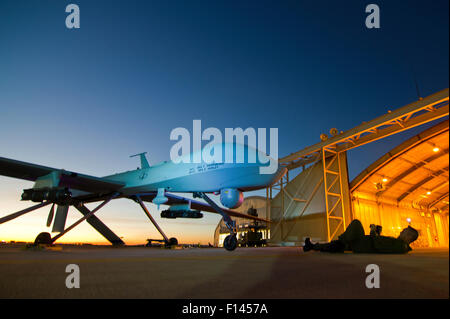 US Air Force MQ-1 Predator véhicule aérien affecté à la California Air National Guard's 163e Escadre de reconnaissance au cours d'une inspection en vol après Janvier 7, 2012 à Victorville, CA. Banque D'Images