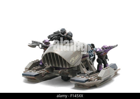 Force Brute Prowler - deux brutes bleu violet avec deux brutes, une aiguille et une carabine spiker Banque D'Images