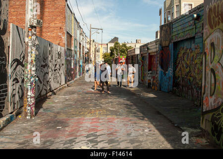 Clarion Alley est l'un des célèbres ruelles murales dans le quartier de la Mission de San Francisco. Banque D'Images