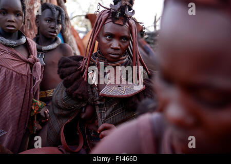 Groupe de femmes et enfants Himba au village à l'aube. Kaokoland, Namibie, septembre 2013. Banque D'Images