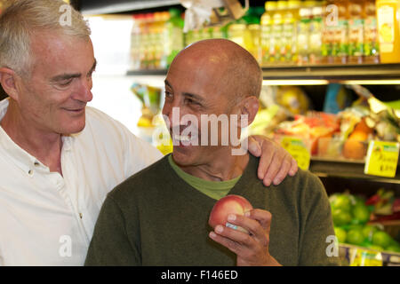 Homme couple gay Senior, d'amour et d'affection, en vacances et les courses Banque D'Images