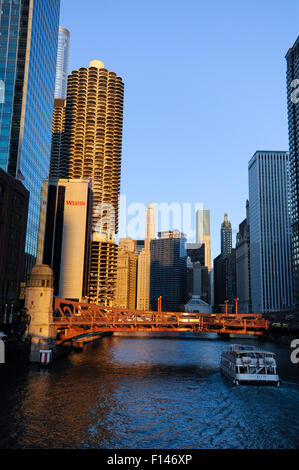 Bâtiments le long de la rivière Chicago dans le centre-ville de Chicago, Illinois. Le Pont de la rue Clark. Banque D'Images