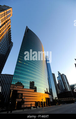 333 West Wacker Drive en début de soirée, Chicago, Illinois. Architectes Kohn Pederson Fox Associates. Banque D'Images