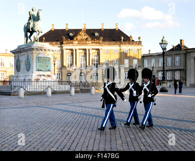 Relève de la garde au Palais de Amalianborg, Copenhague, Danemark. Banque D'Images