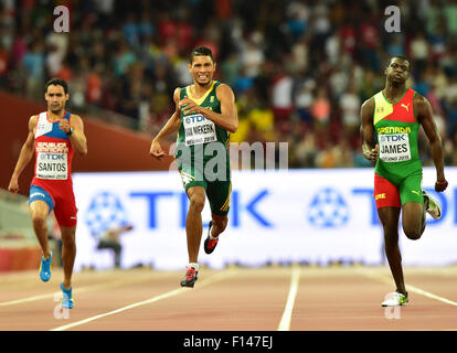 Beijing, Chine. 26 août, 2015. Wayde van Niekerk d'Afrique du Sud remporte la finale 400m hommes durant la journée 5 de la 2015 es Championnats du monde au niveau national Stadium le 26 août 2015 à Beijing, Chine. (Photo de Roger Sedres/Gallo Images) Credit : Roger Sedres/Alamy Live News Banque D'Images