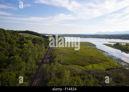 Vue pittoresque sur la vallée de la rivière Hudson à partir du pont de Rip Van Winkle dans NY Commuter Rail Amtrak à gauche Banque D'Images