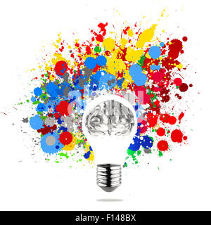 La créativité du cerveau humain en métal 3d en lumière visible avec splash lampe couleurs arrière-plan en tant que concept Banque D'Images