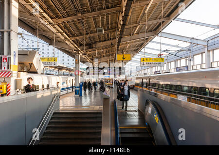 La gare de Shin Yokohama au Japon. Afficher le long de la plate-forme avec un Shinkansen, le train à grande vitesse, un n700 series Star Rail express. Banque D'Images