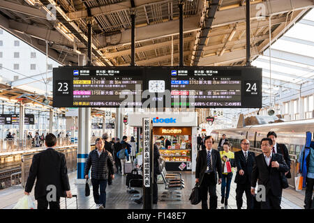 Le Japon, Okayama, Shin Shinkansen bullet train station. Afficher le long de 23 et 24 de la plate-forme avec les passagers, les frais généraux et d'affichage N700 Star Rail train en attente. Banque D'Images