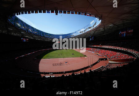 Beijing, Chine. Août 27, 2015. Les athlètes s'affrontent au cours du 5 000 m féminin de chaleur au Championnats du monde IAAF 2015 au 'nid d'oiseau' Stade national de Beijing, capitale de la Chine, le 27 août, 2015. Credit : Wang Lili/Xinhua/Alamy Live News Banque D'Images