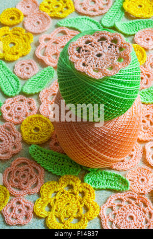 Fleurs en dentelle au crochet irlandais de style et de boules de fil. Banque D'Images
