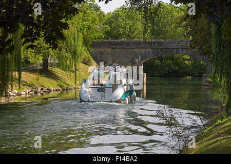 Bateau sur Canal des Moulins, Vibrac, Charente Maritime, France Banque D'Images