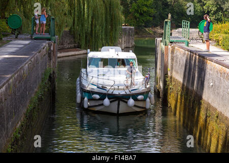 Voile et serrure sur Canal des Moulins, Vibrac, Charente Maritime, France Banque D'Images