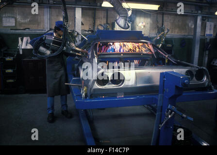 Fabrication de corps de voiture à l'usine Ferrari à Maranello Italie 1987 Banque D'Images