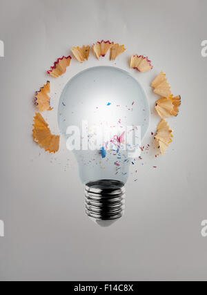 Ampoule de rendu 3d avec sciure crayon sur papier fond comme concept créatif Banque D'Images