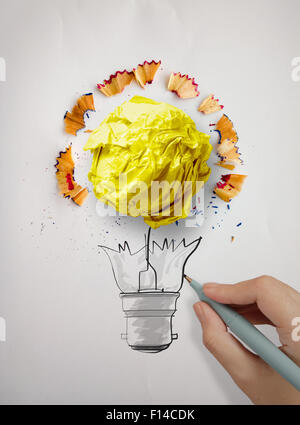 Dessin à la main et de l'ampoule à l'aide d'un crayon de papier froissé sciure sur papier fond comme concept créatif Banque D'Images
