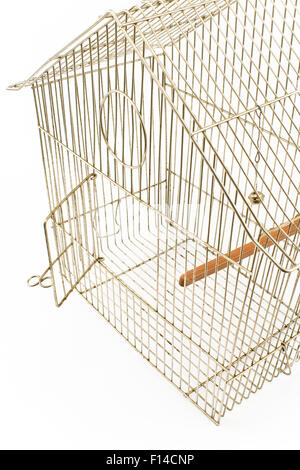 Cage à oiseaux vide avec porte ouverte isolated on white Banque D'Images