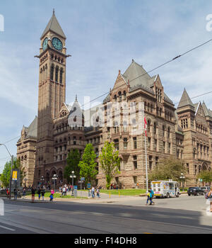 TORONTO, CANADA - 24ème mai 2015 : l'ancien Hôtel de Ville, au centre-ville de Toronto. Les gens peuvent être vus à l'extérieur. Banque D'Images