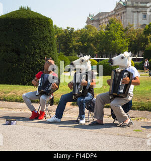 Vienne, AUTRICHE - 8e août 2015 : trois personnes à jouer de l'accordéon avec des masques de tête de cheval sur la tête. Banque D'Images