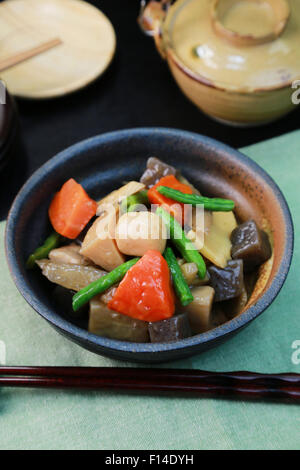 Mijoté de poulet avec légumes racine Banque D'Images