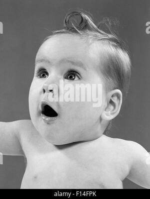 1950 SWEET BABY LOOKING UP bouche ouverte l'EXPRESSION DU VISAGE DE L'AWE CHOC ME DEMANDE SURPRISE Banque D'Images