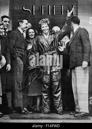 AMELIA EARHART QUI POSE POUR LA COUVERTURE DU MAGAZINE SPHÈRE juste après son vol transatlantique de juin 1928 Banque D'Images