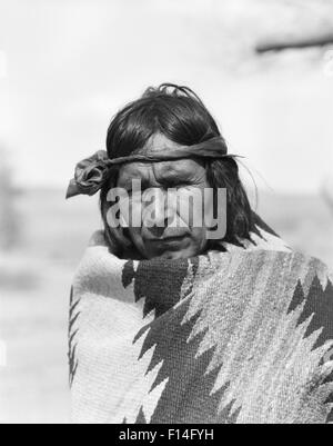 1930 PORTRAIT GRAVE Native American Indian MAN Cochiti Pueblo enveloppés dans des couvertures tissées à la caméra AU NOUVEAU MEXIQUE USA Banque D'Images