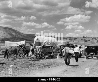 Années 1930, les Américains autochtones HOMMES FEMMES WAGONS VOITURES RASSEMBLEMENT DES CHEVAUX POUR LE MAÏS EN DANSE ET FIESTA LAGUNA PUEBLO NOUVEAU MEXIQUE Banque D'Images